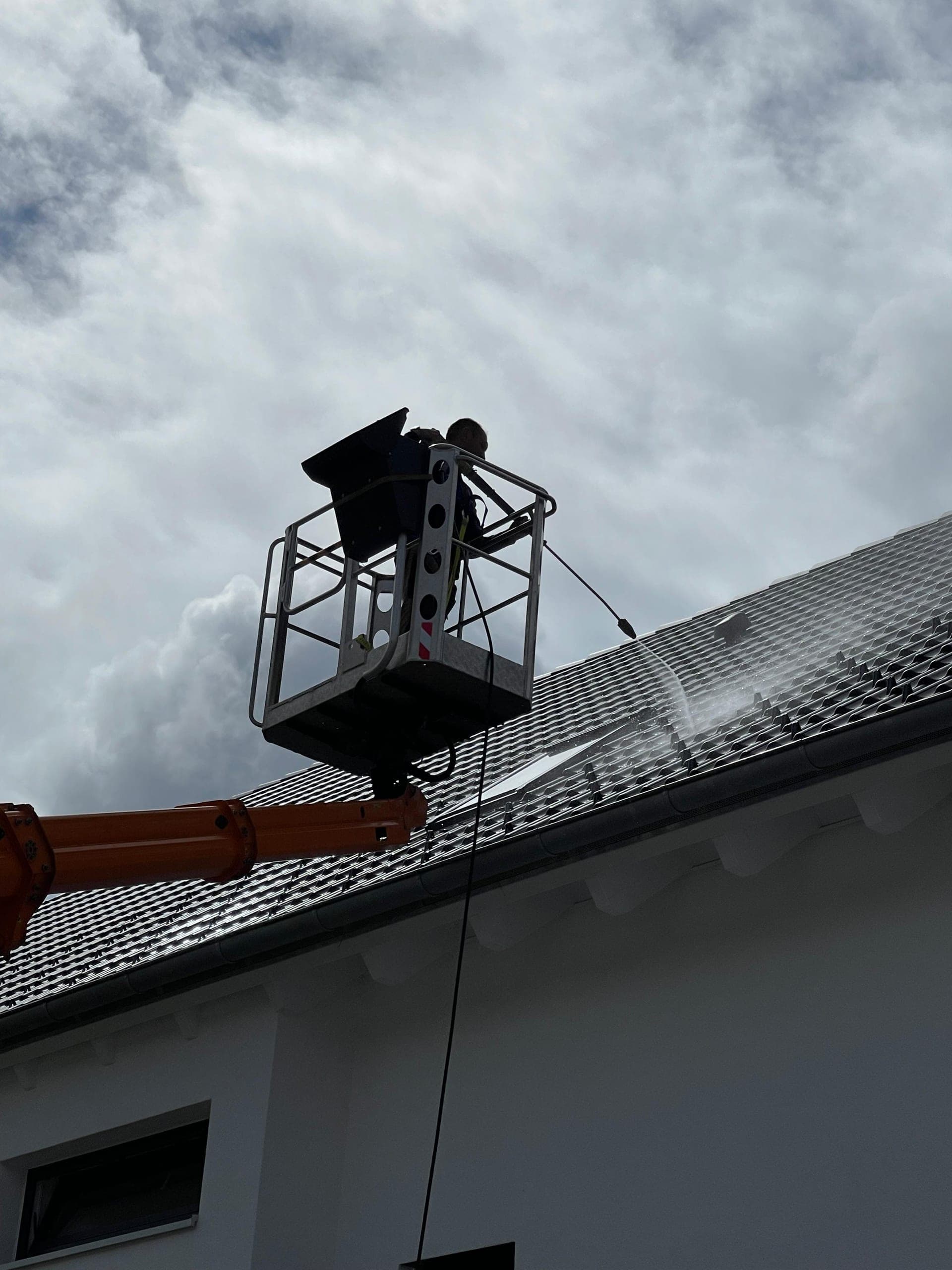 Dachreinigung mit Heißwasser vom Hubwagen