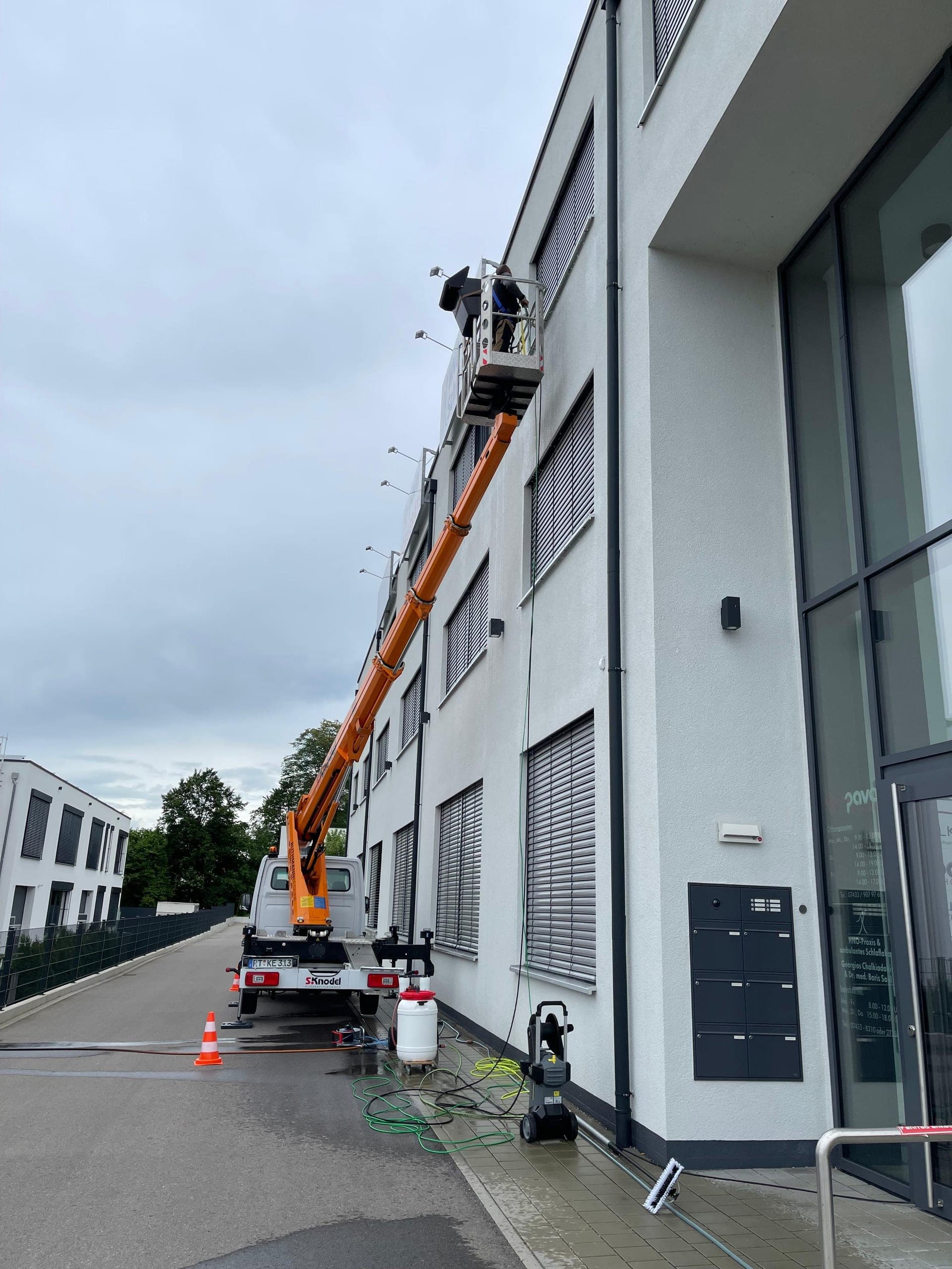Fassadenreinigung mit Hubwagen