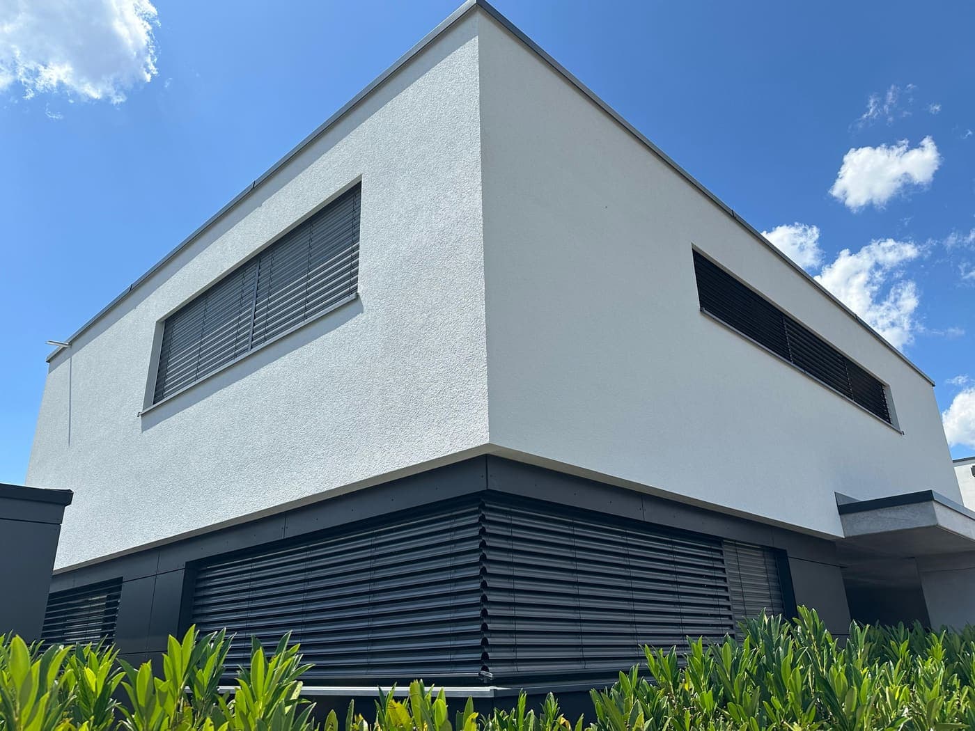 Makellos saubere Fassade nach der Reinigung