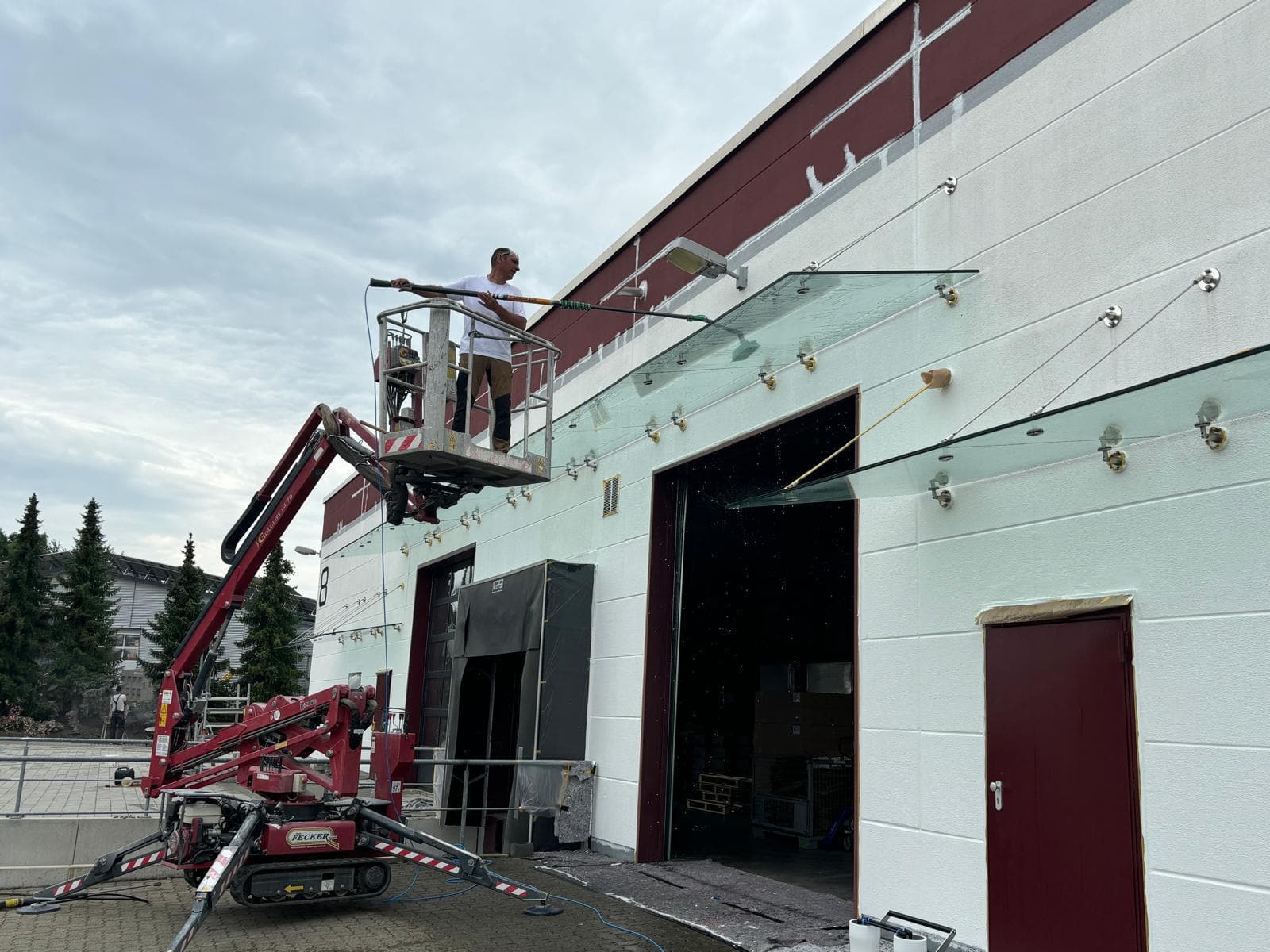 Gewerbe-Objekt mit Glasvordach wird gereinigt