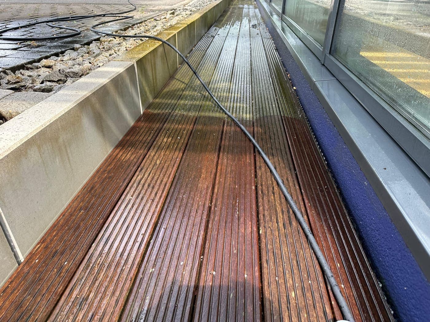 Holzterrasse nach Hochdruck-Reinigung