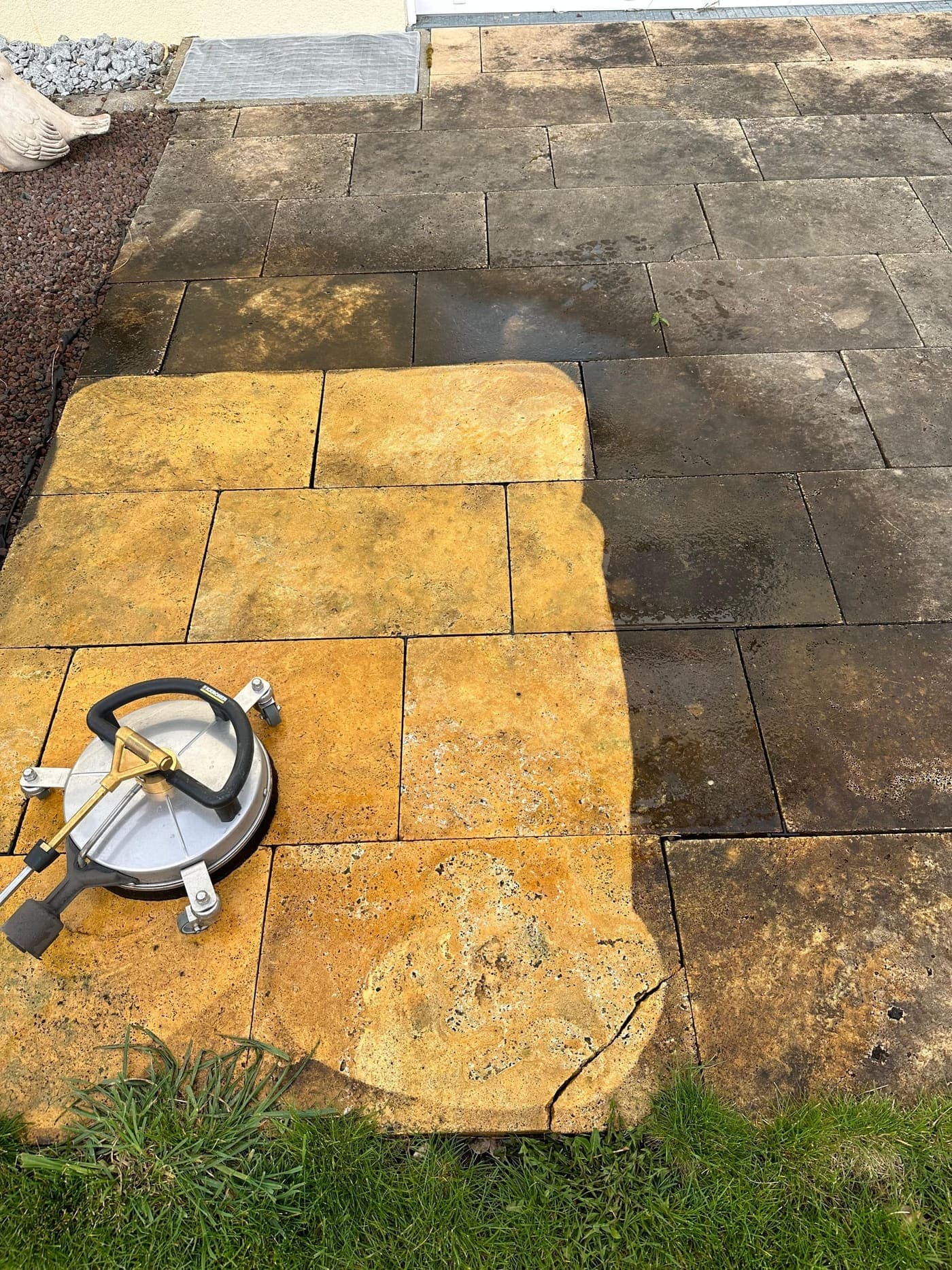Naturstein-Terrasse beim Reinigen