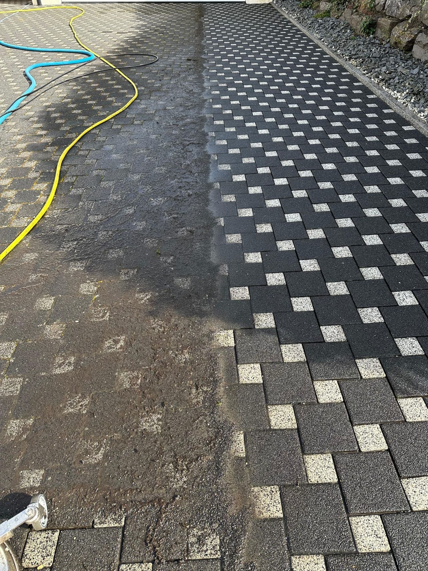 Pflaster-Muster: links bemoost, rechts frisch gereinigt