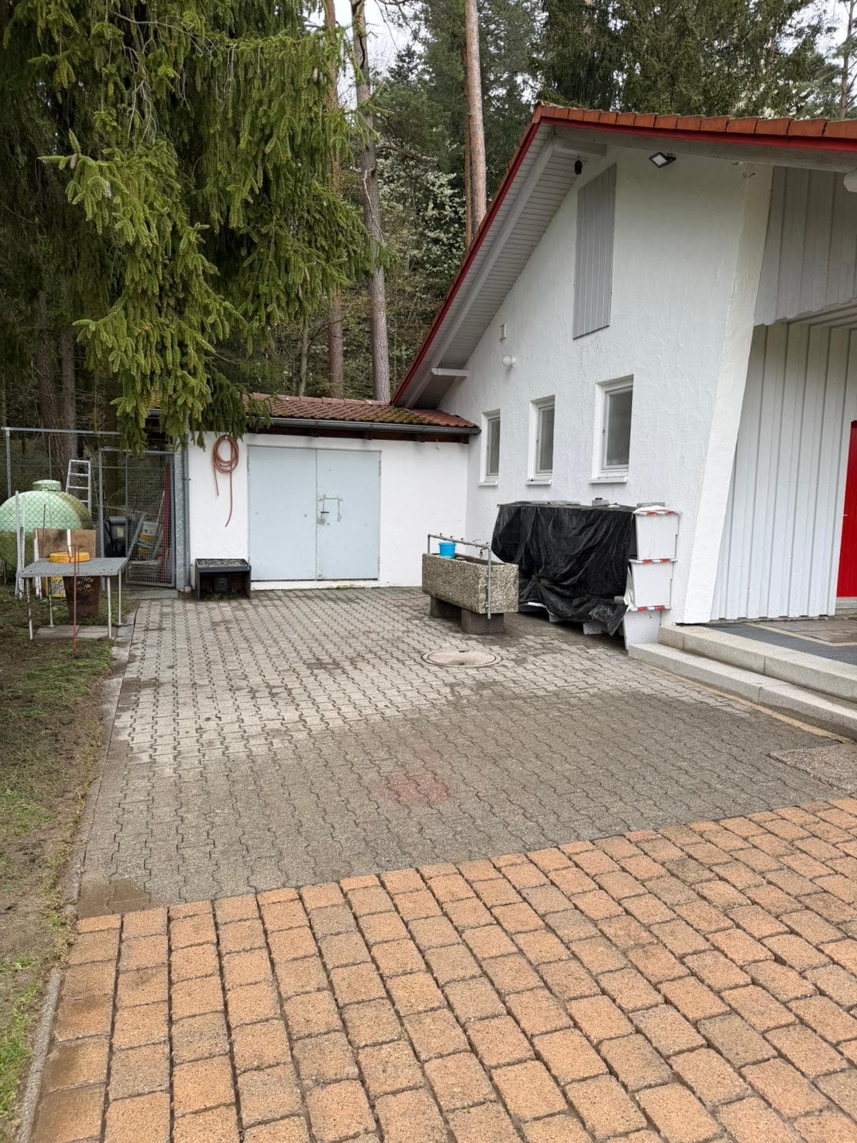 Derselbe Gehweg nach der Heißwasser-Reinigung – saubere Pflastersteine, klare Fugen