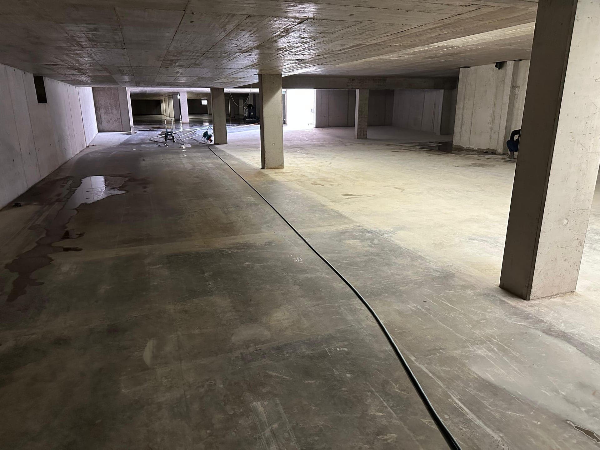 Großflächige Tiefgaragen-Reinigung