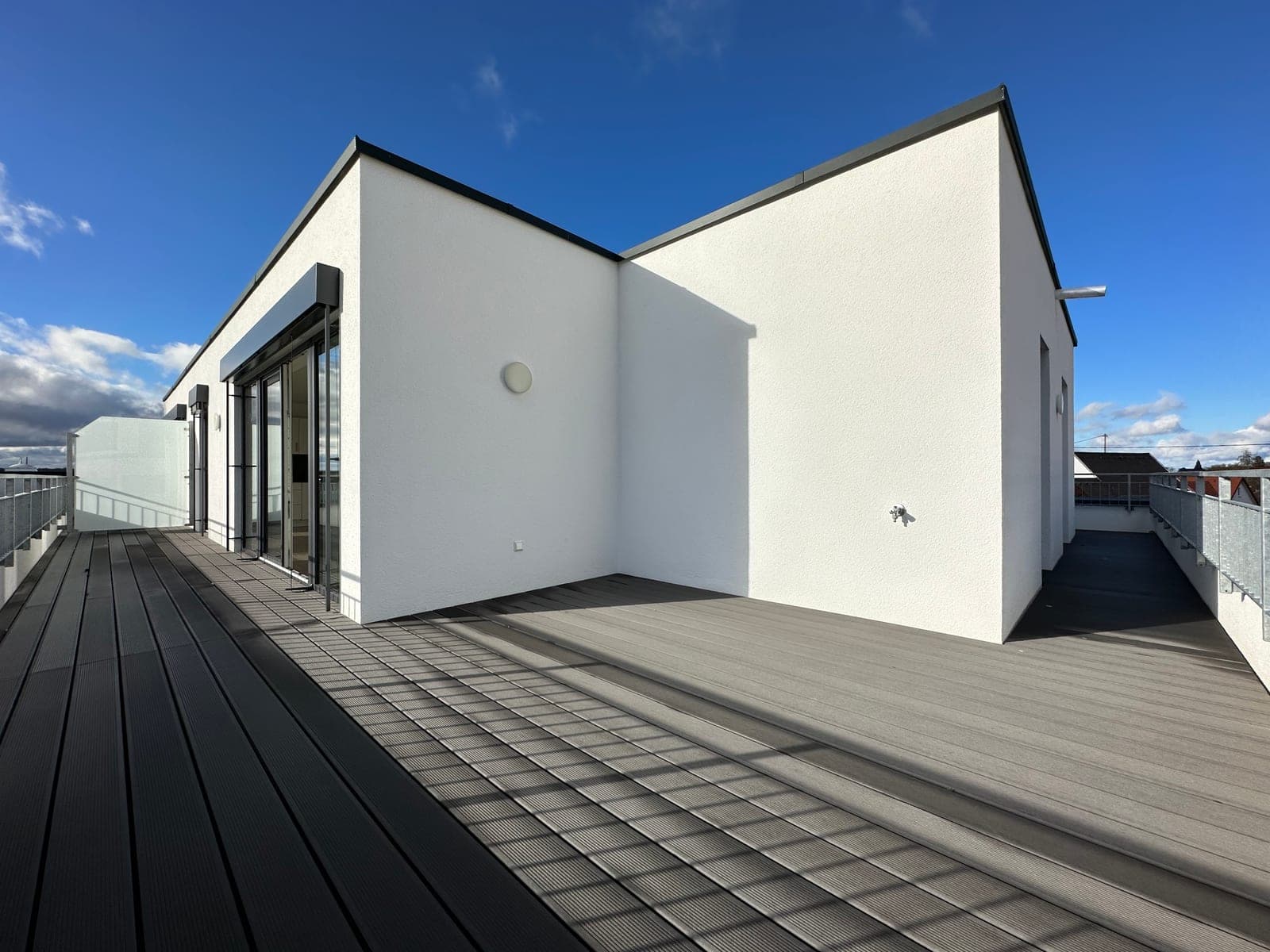 Bezugsfertige Dachterrasse eines Neubaus mit sauberen WPC-Dielen nach der Bauendreinigung